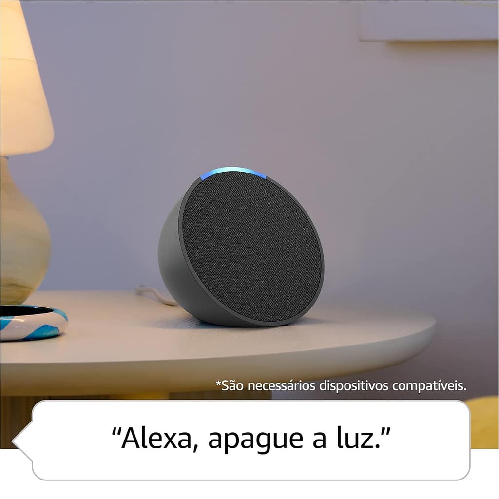 Echo Pop preto sobre uma mesa emitindo luz azul enquanto responde ao comando Alexa para apagar a luz.