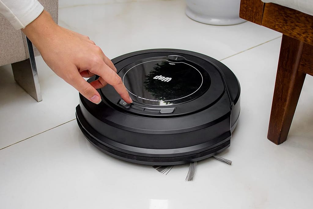 Pessoa ligando aspirador robô