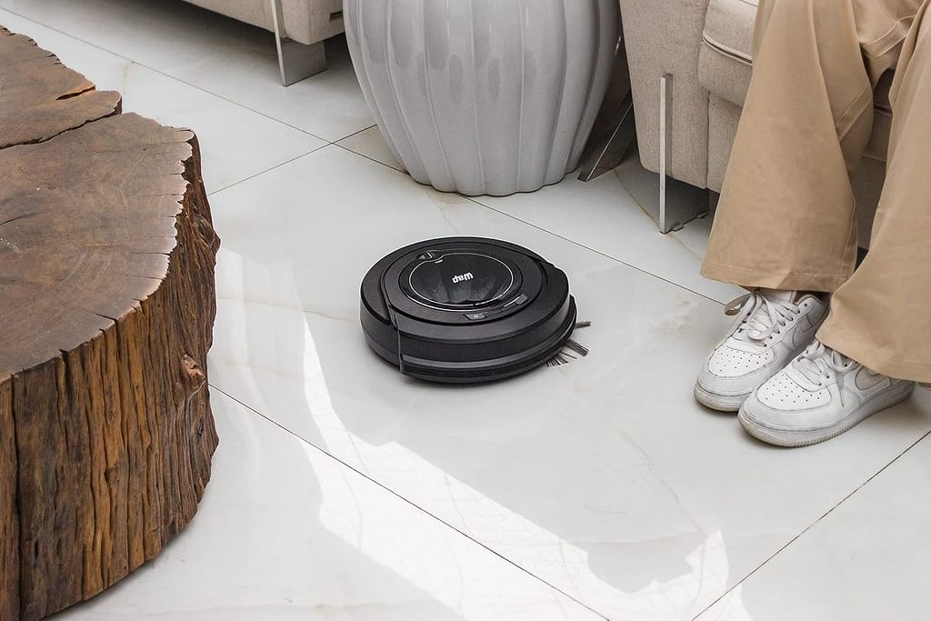 Robô aspirador em ambiente doméstico.