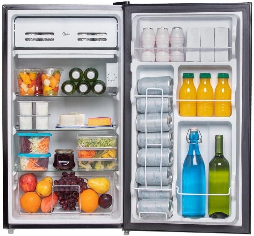 Interior do Frigobar Midea 93 litros com prateleiras de vidro e alimentos organizados.